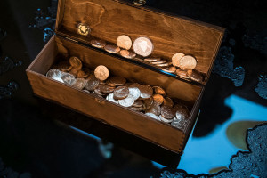 6_Zlatý poklad z pravých i čokoládových dvojdukátů pokřtili herci a filmaři sektem_fotoTrustWorthy Investment