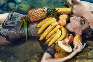 Fashionable woman posing with tropical fruits