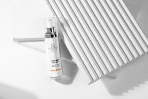 Doelis-beauty.cz_Omlazující krém s retinolem a peptidy, 50 ml, 1500 Kč